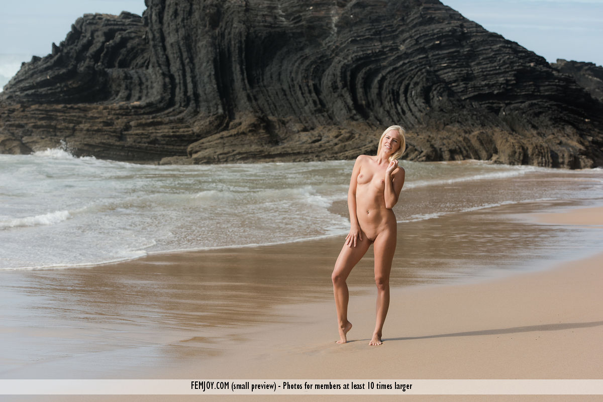 Beach nude Tracy A.